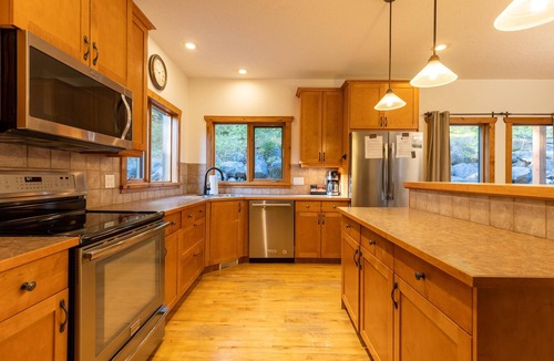 East Kootenay Ski Chalet | Ski In & 10-15 Walk to the Lifts. Hot Tub. A/C.