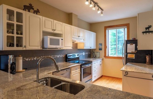 East Kootenay House | Ski In. 10 Minute Walk to the Lifts. Hot Tub