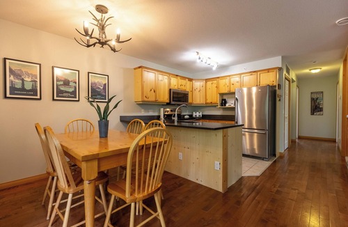 East Kootenay Condo | Ski In & 15 Minute Walk to the Lifts. Hot Tub. A/C. Pet Friendly