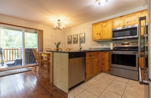 East Kootenay Condo | Ski In & 15 Minute Walk to the Lifts. Hot Tub. A/C. Pet Friendly