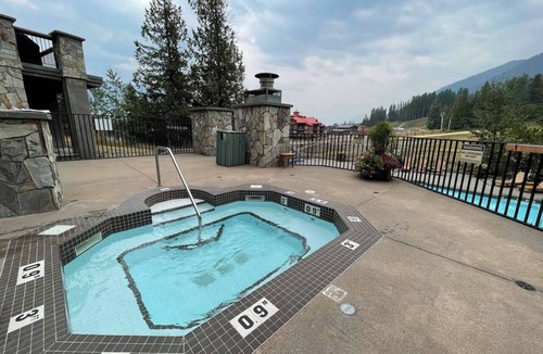 East Kootenay Condo | Ski In/Out. Mountain Side. Dog Friendly