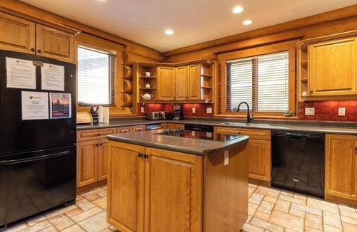East Kootenay Ski Chalet | Ski In/Out to your Hot Tub. Pool Table