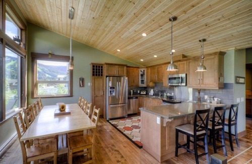 Fairways Ski Chalet | "Ski in-Shuttle out" Altitude Chalet, Hot Tub, Mtn Views, close to village,