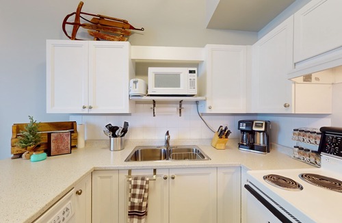 Big White Ski Resort Condo | Ski-in/Ski-out Condo with Fireplace, Free WiFi & Shared Hot Tub
