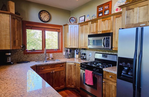 Rossland Apartment | Ski In, Ski Out Awesomeness!