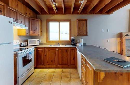 Snow Pine Estates Apartment | Ski-in/ski-out home w/private hot tub, dog-friendly attitude, & beautiful views
