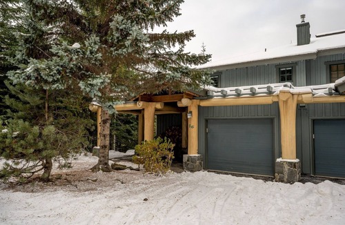Nordic Estates Apartment | Ski in/Ski out | Private hot tub | BBQ | Parking