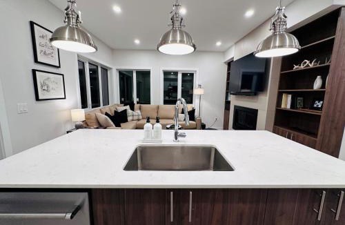 East Kootenay House | Ski In Ski Out Private Hot Tub