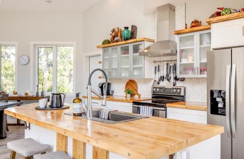 East Kootenay House | Ski in Ski Out with Huge Game Room and Hot Tub