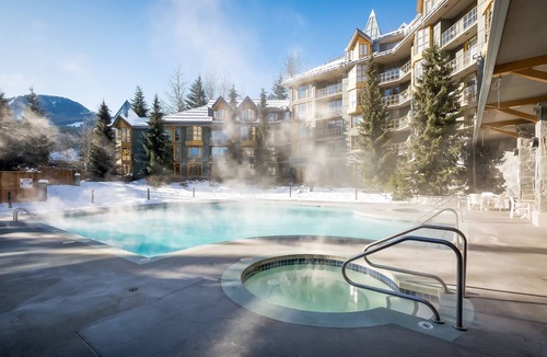 Village North Apartment | Skier's dream studio with pool, hot tubs, gym & saunas - walk to lifts