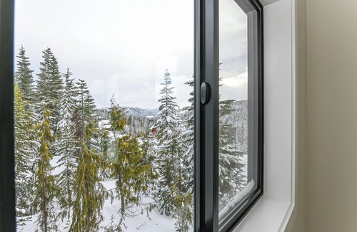 Courtenay Ski Chalet | Skiing & Hot tubbing at Mt Washington Chalet