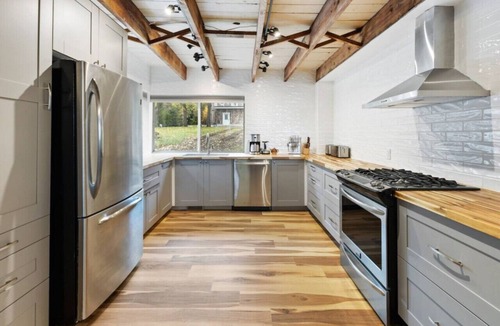 Meaford Cabin | Skipping Rock Log Cabin: Cozy Charm & Hot Tub Bliss
