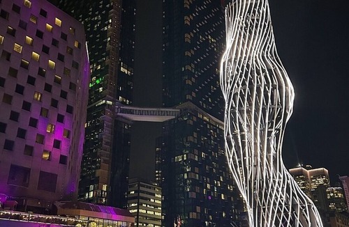 Quartier des Spectacles Apartment | Sky Bridge Spectacular