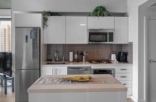 Connaught Apartment | "Sky Cabin" | UG Parking | AC | Mins to Saddledome