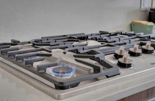 Eau Claire Apartment | Sky Jungle Oasis Calgary City Views Parking & Gym