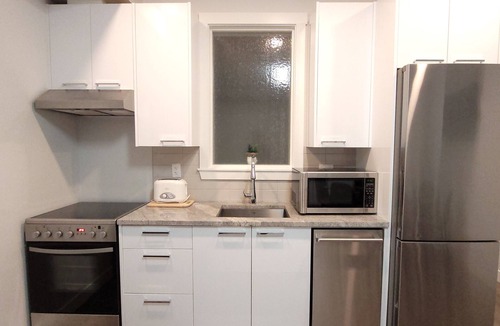 Langley Condo | Sleek Gem! Modern Comfort Condo Downtown Langley