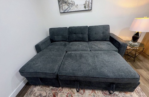 Southwest Edmonton House | Sleek Guest Retreat | 16 - 20 mins to YEG & WEM | Cozy Comfort