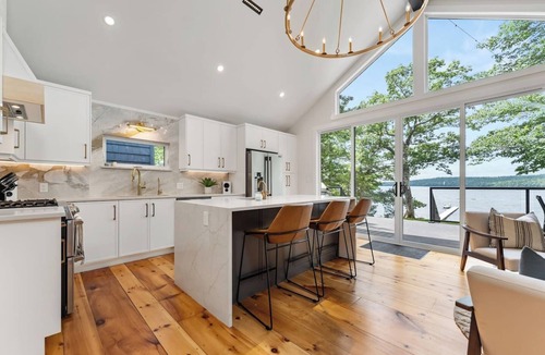 Enfield House | Sleek Modern Lake House