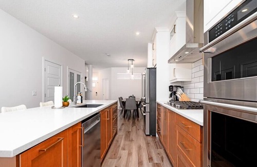 Southwest Edmonton House | Sleeps 10. A/C.4 Bd 3.5 bth. Family friendly
