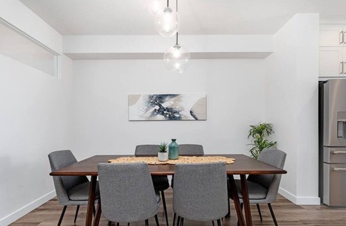 Southwest Edmonton House | Sleeps 10. A/C.4 Bd 3.5 bth. Family friendly
