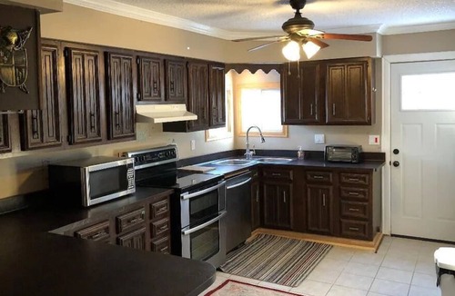 Crystal Beach Cottage | Sleeps 8, Two Car Parking with Hot Tub and Pool