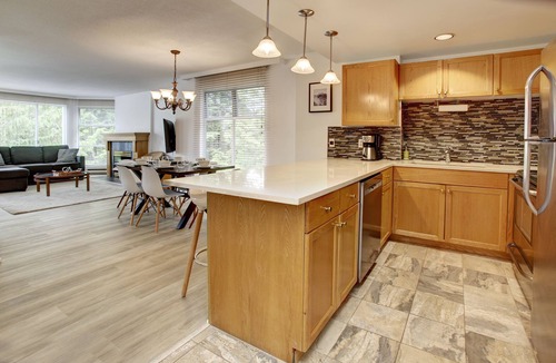 Upper Village Condo | Slopeside 2 bed/2 bath w LARGE outdoor pool & H/T