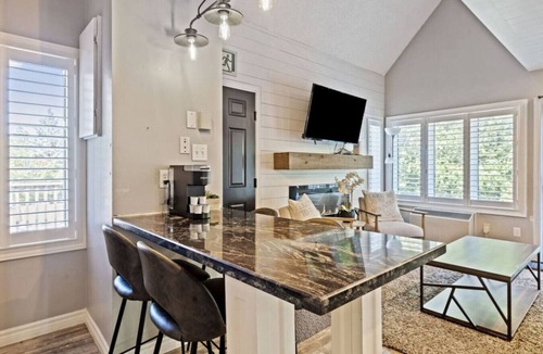 Craigleith Condo | Slopeside at 209 with Hot Tub + Mountain Views