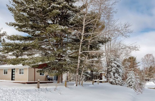 Saint-Raymond Ski Chalet | Small chalet on the water's edge - CITQ # 302512