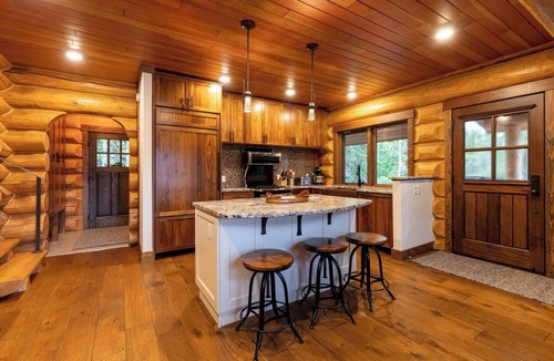 East Kootenay House | Snow Creek Cabin | Right on the Slopes | Hot Tub