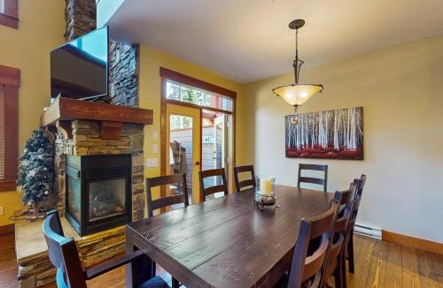 Snow Pine Estates House | Snowbanks 2