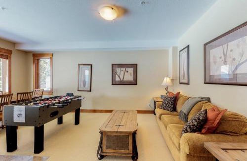 Snow Pine Estates House | Snowbanks 4