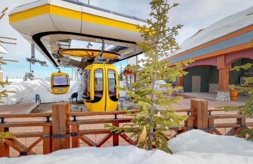 Snow Pine Estates House | Snowbanks 4