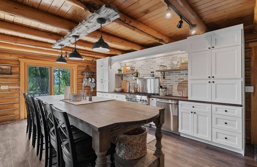 Eden Cabin | Snowberry Inn: Large Kitchen & Gathering Room 9BR 11BA Ensuite bath in all rooms