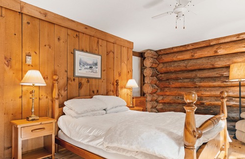 Dysart et al Cabin | Snowmobile & Pet-Friendly Group Lakefront Lodge Near Dorset