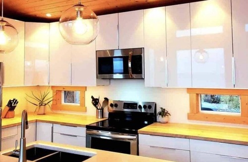 Sooke Cabin | Sooke Oceanfront with hot tub and King bed!