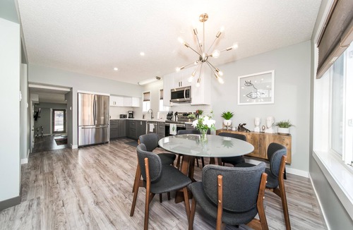 Southwest Edmonton House | Spa Oasis🌴Heated Pool★BBQ | A/C★Gym & Yoga Studio