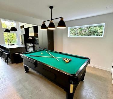 Entrelacs Ski Chalet | Spa River Pool Table - Chalet Ombre & Lumiere