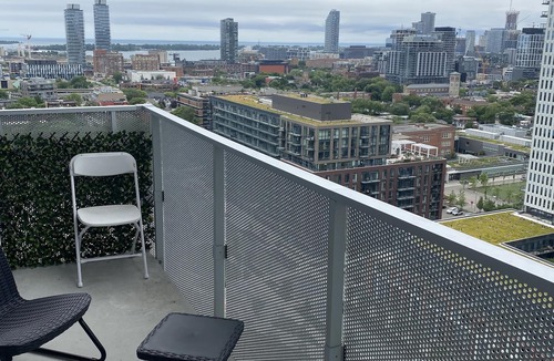 Downtown Toronto House | Spacious 1+den Condo in the Heart of Downtown