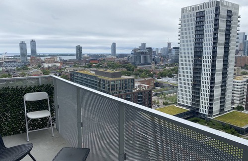 Downtown Toronto House | Spacious 1+den Condo in the Heart of Downtown