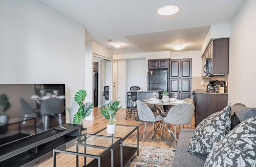 Downtown Mississauga Apartment | Spacious 1BR+1WR Apartment with Balcony