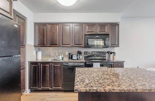 Downtown Mississauga Apartment | Spacious 1BR+1WR Apartment with Balcony