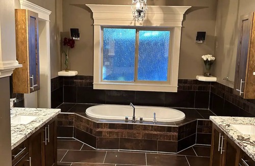 Guildford House | Spacious 2-Bedroom Basementnw/Home Theatre and Sauna