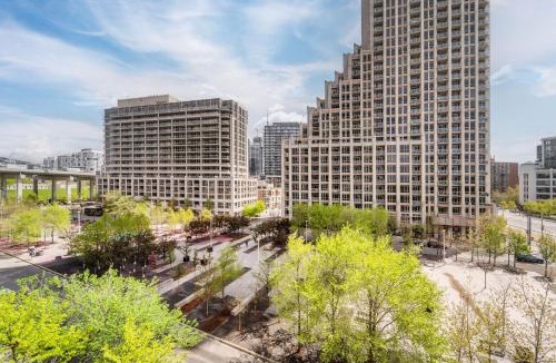 Fort York Apartment | Spacious 2 Bedroom plus Den, 2 Bath, Sleeps 5 with Balcony and Lakeview Downtown Toronto Condo