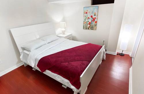 Churchill Meadows House | Spacious 2BR Apartment, Large Kitchen, Parking Included