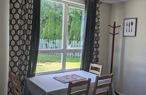 Delta House | Spacious 2BR Suite with Private Entrance in Sunny Tsawwassen