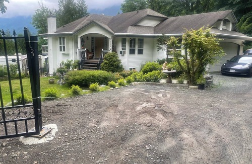 Lindell Beach House | Spacious 3 bedroom unit near the lake