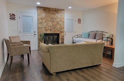 Guildford House | Spacious 3 bedroom 2 bathroom Unit in Guildford no stairs sleeps 13