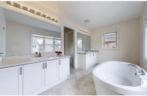 Alcona House | Spacious 3-bedroom house in lovely Innisfil