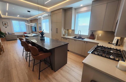 Fraserview House | Spacious 3-Bedroom Luxury Home with A/C, Patio, and Parking – Vancouver
