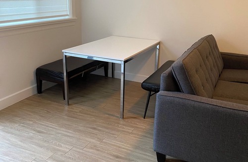 Newton House | Spacious 3-bedroom Suite in fabulous Surrey Wi-Fi, EV Charging, Basketball Court